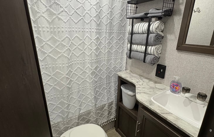Bathroom : toilet, shower, sink, mirror