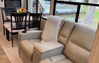 Luxury & Comfort 5th Wheel– Perfect for Adventures