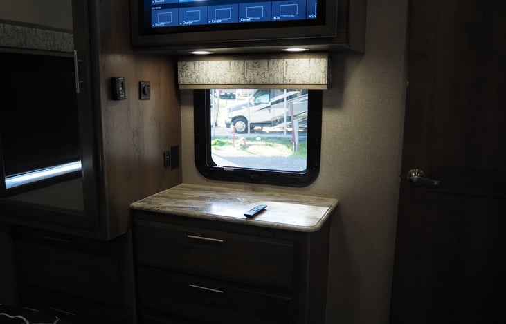 Caninet w/counter anf TV above in Mast BR