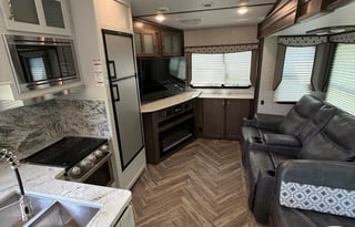 2021 Dutchmen 2503REF – Modern and Comfortable