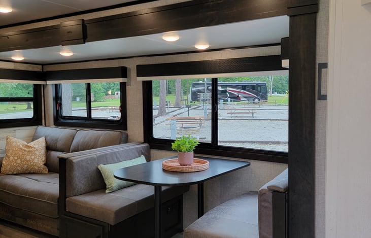 Couch and dinette foold down into beds!