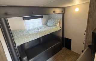 2022 Cherokee Arctic Wolf 3660 Suite