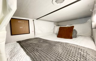 Luxurious, cozy glamper, outdoor kitchen + more!