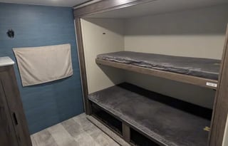 Bunk House/pet & festival friendly sleeps 9