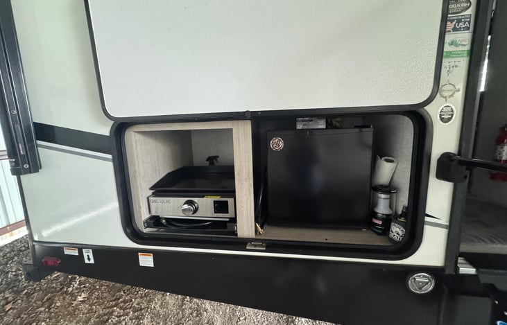 Outdoor kitchen- griddle with mini fridge