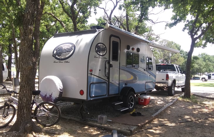 200 Watts roof solar. RVQ hose connection. "Little Red" propane fire pit. LYNX levelers. Outdoor  Speakers mounted under awning.