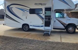 Neat 24ft class C, easy, comfy getaway!