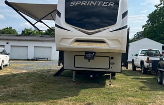 **Campy the SUPER COOL pet friendly 5th Wheel**