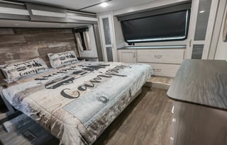 Monntana/sleeps 8/KING BED, Bunk room, Pets ok