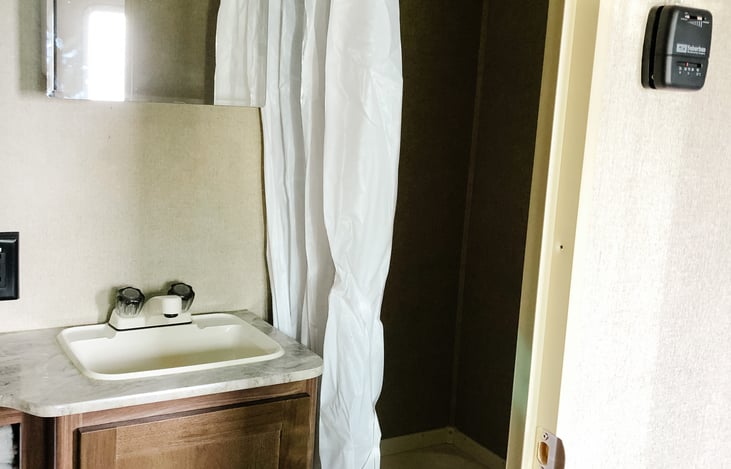 Bathroom with tub/shower