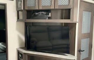 Grand Design Momentum 350G **Toy hauler (OKFL2209)