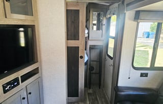 21 Outback Ultra Lite-Half ton / Pet Friendly