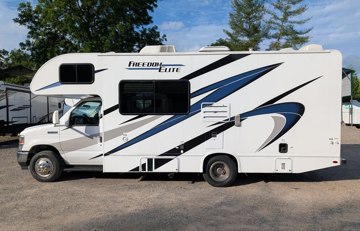 2022 Thor Class C: Ford V8 power, under 25ft for easy parking. Sleeps 5 w/ queen & bunk. Huge rear storage, power awning, auto fridge & generator. All-inclusive & beginner-friendly!