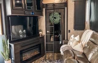 Luxury 5th Wheel Toy Hauler w/1.5 Bathrooms