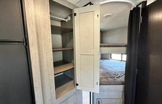 32 Ft Travel Trailer King size bed! Sleeps 8-10