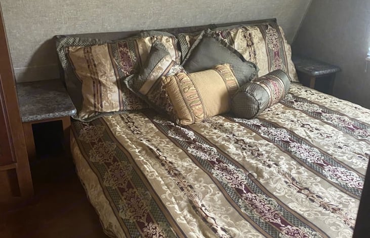 Master Bedroom  (Queen size/ sleeps 2)  Fresh sheets, pillows and lightweight comforter included.