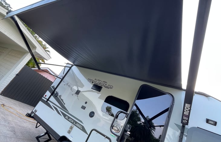 Pembroke Pines extra room for guests - stationary by driveway