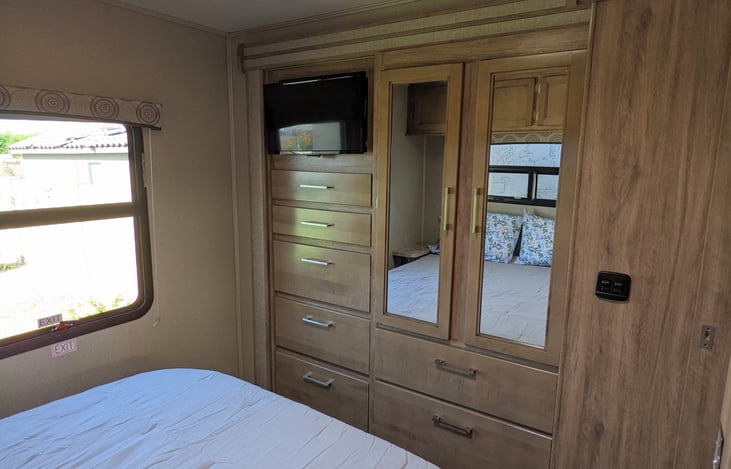 Queen bedroom, plenty of storage