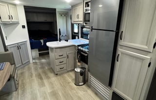 Beautiful Family Friendly 33 FT. Aurora RV
