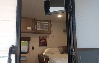 2025 20' Bunkhouse with Front RV Queen Bed, Cute!
