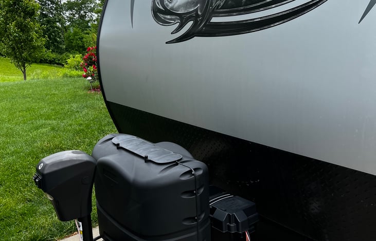 Front towing jack with propane tanks.