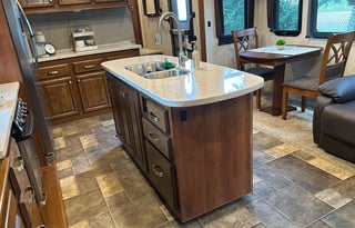 Clean and Comfortable 39’ Heartland Bighorn 3575EL