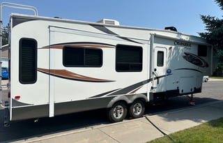 Open and Spacious 5th Wheel