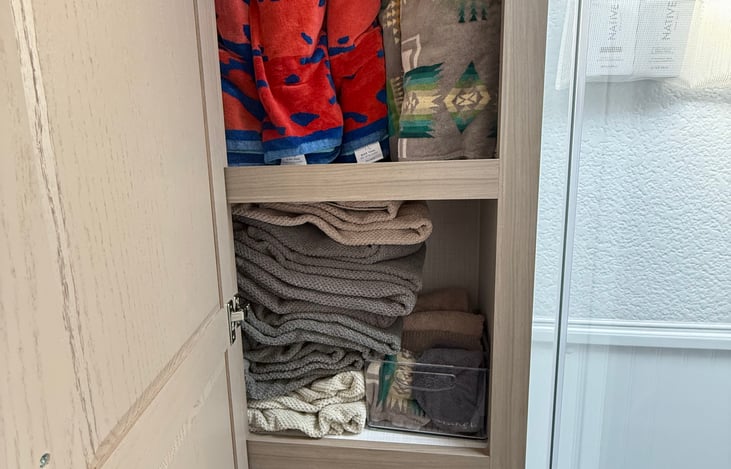 Comes with beach towels along with some bath and hand towels.