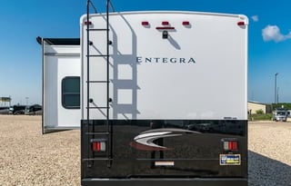C19 *NEW* Entegra SLEEPS 8-STARLINK WiFi-MasterBed