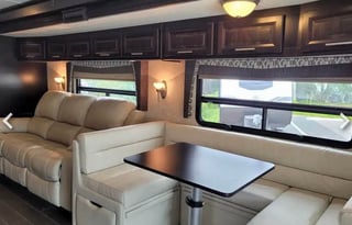 Billie’s RV! King bed - 2 bathrooms!