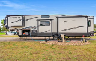 2 Brm w/a loft Coastal Adventure 5th wheel retreat
