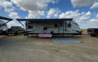 32ft Keystone Bullet. Sleeps 8!