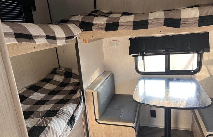 3bed bunk house w/ Dining area/4th bunk