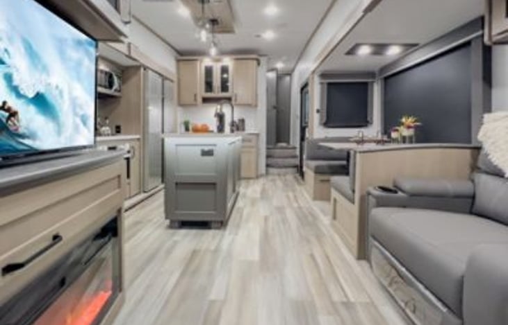 In the middle of our RV you'll find plenty of space to entertain, eat and relax.