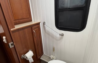 Beautiful Class A Fleetwood Discovery 39L -Fun for the family