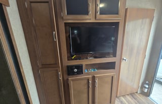 ALL SEASON-2019 Coachmen Legacy Edition Sleeps 10!
