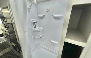 Sleeps 5, lots of upgrades! 600W solar system