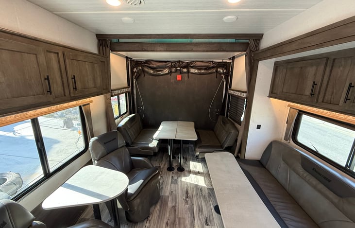 👉🏻Comfortable seating and dining area