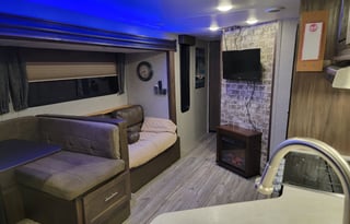 Luxurious 2 Bedroom  Pet Friendly HUGE RV