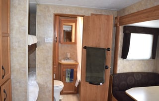 Beautifully updated 2006 Jayco Jay Flight with comfy queen and bunks! - Huge slideout