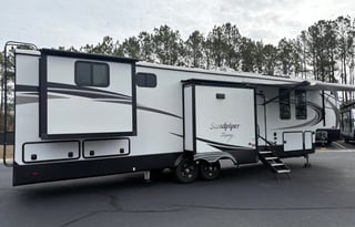 Hamilton's Hangout 3- Bunkhouse Beauty-NO PETS