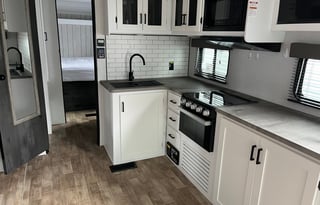 Spacious couples RV, dog friendly Hideout