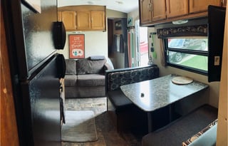 2016 Keystone Springdale w/lots of amenities included!!