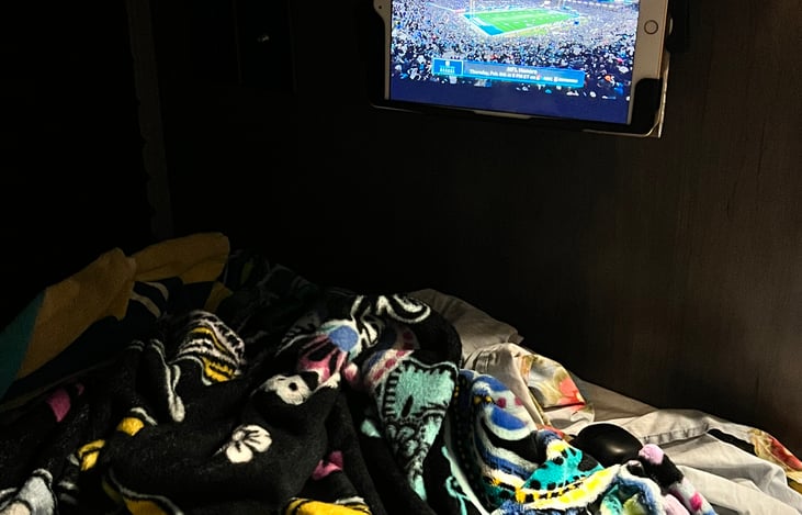 The bunk beds DO NOT have a TV, but they do have a tablet holder to watch that light night Jags playoff win on your own Ipad!