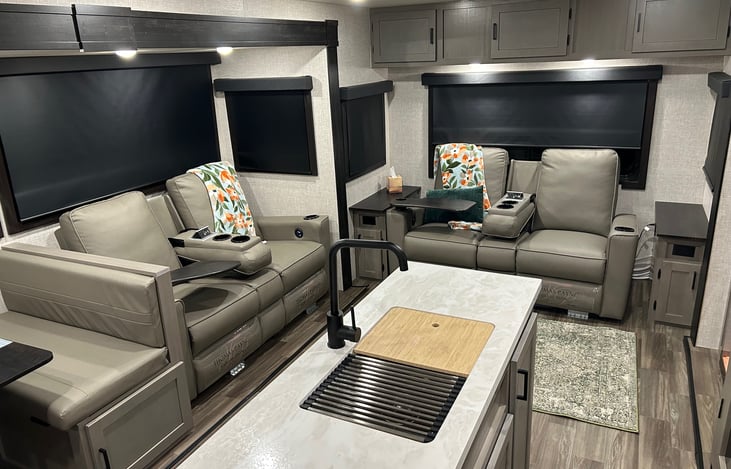 Open living, dining & kitchen—togetherness with room to spread out