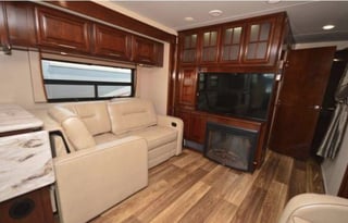 "BEAUTIFUL" 2018 Georgetown 38 ft Luxury RV