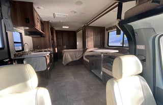 2018 Mercedes Sprinter. 25' & 14mpg!