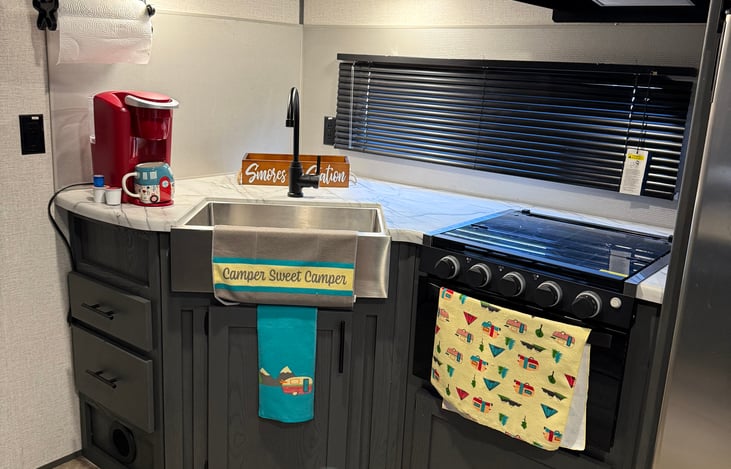 Fully stocked kitchen! Water gets HOT!