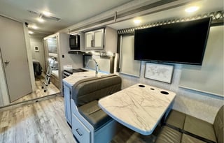 Luxury Bunkhouse Sleeps 10 Solar Wifi 2 A/C + More