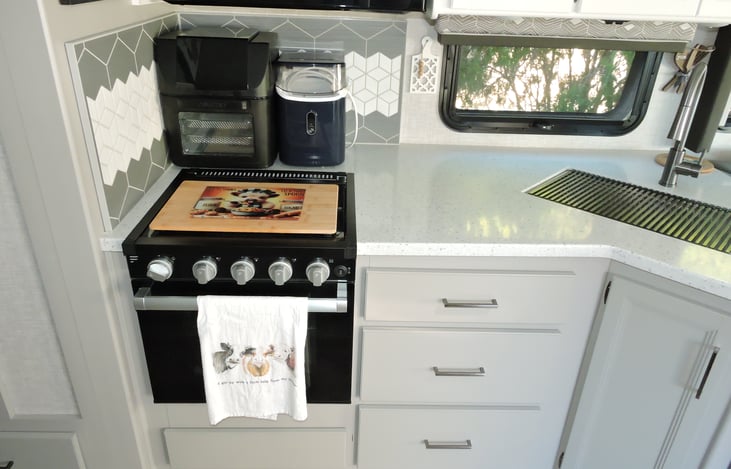 Gas stove with oven